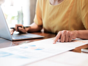 Businesswoman analyse marketing data.